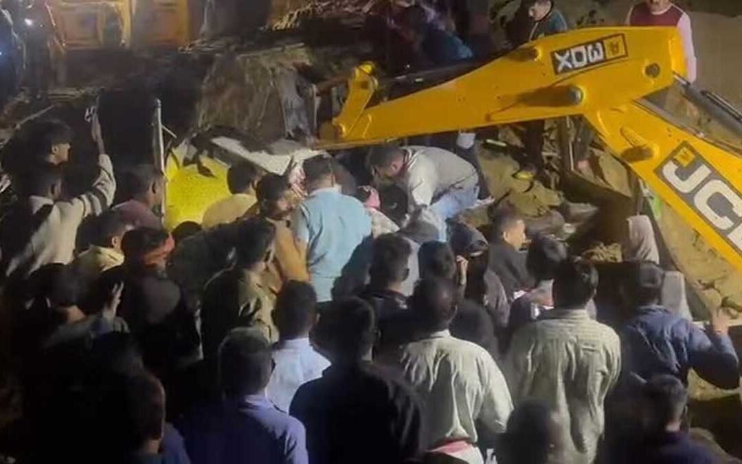 हिमाचल के बिलासपुर में बड़ा हादसा: पहाड़ से मलबा गिरने से बस दब गई, 15 की मौत – राहत कार्य जारी
