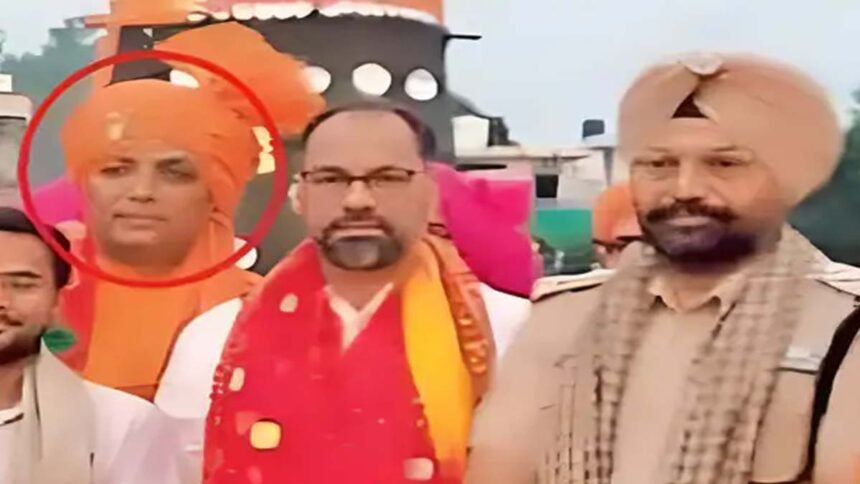 वांटेड आरोपी ने DSP को मंच पर किया सम्मानित, पुलिस बनी तमाशबीन