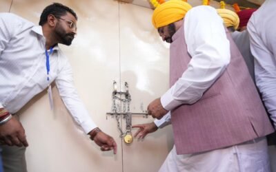 अरविंद केजरीवाल की मौजूदगी में सी एम मान ने   आर.टी.ओ. कार्यालय लगाया ताला