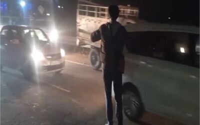 दिल्ली हाईवे पर बड़ा हादसा: सेब से भरा ट्रक टायर फटने से पलटा, 150 पेटियां सड़क पर बिखरीं