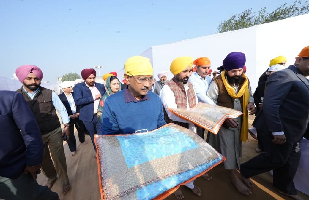 मुख्यमंत्री भगवंत मान और अरविंद केजरीवाल ने गुरुद्वारा बाबा बुढ़ा दल छावनी में लिया आशीर्वाद