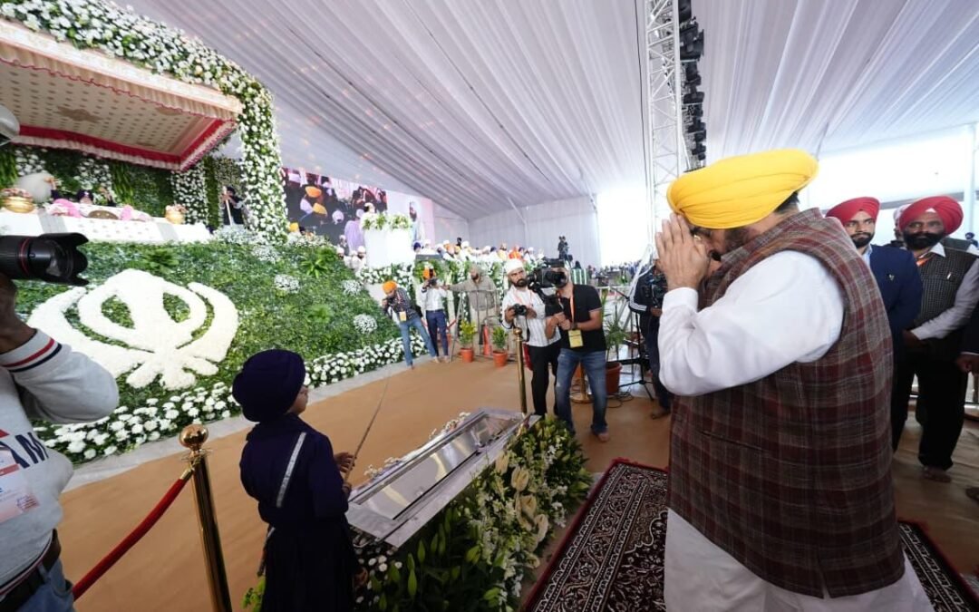 श्री गुरु तेग बहादुर जी के 350वें शहीदी दिवस पर सीएम मान और अरविंद केजरीवाल ने सर्व धर्म सम्मेलन में किए नतमस्तक