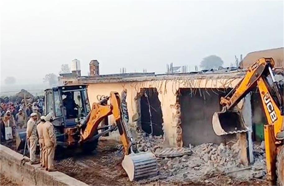 बमियाल में नशा तस्कर के अवैध मकान पर प्रशासन की बड़ी कार्रवाई, JCB से ढहाया गया निर्माण