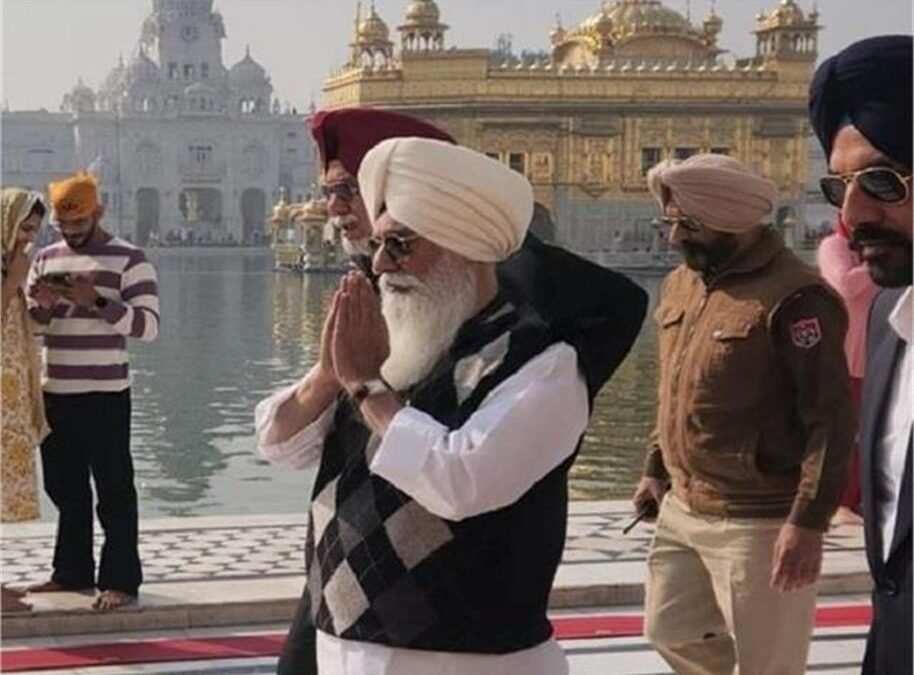 डेरा ब्यास प्रमुख बाबा गुरिंदर सिंह ढिल्लों ने श्री हरमंदिर साहिब में मत्था टेका, कीर्तन सुनकर की अरदास