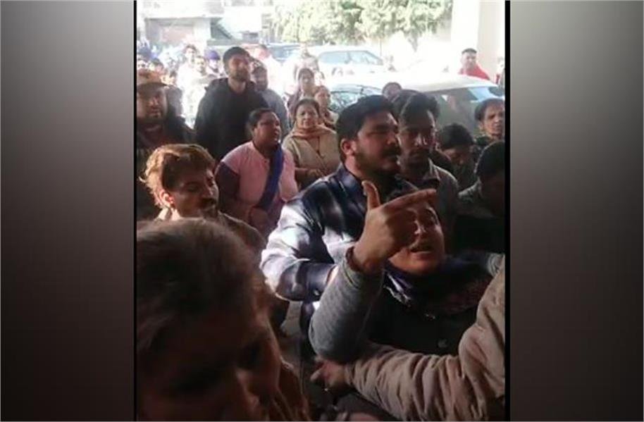 जालंधर में शिवसेना नेता से थाने में मारपीट, वीडियो वायरल; भार्गव कैंप इलाके में तनाव