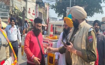 सिविल अस्पताल के बाहर ऑटो चालक और पुलिस में विवाद, हंगामा