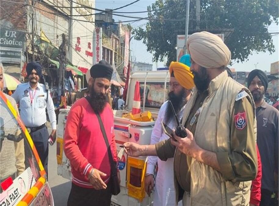 सिविल अस्पताल के बाहर ऑटो चालक और पुलिस में विवाद, हंगामा