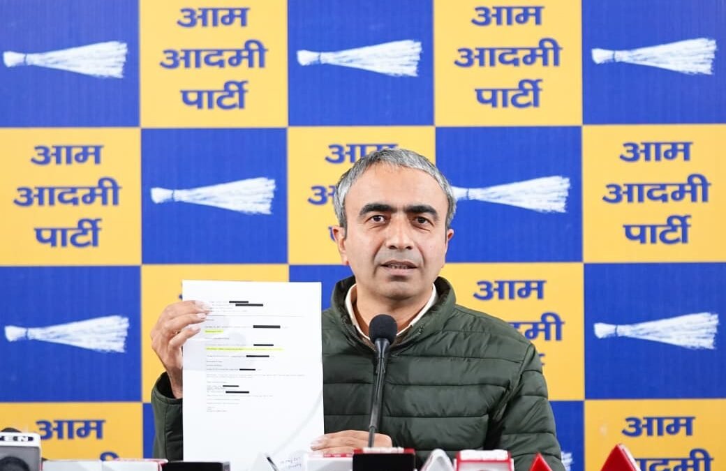 Aam Aadmi Party का आरोप: Hardeep Singh Puri की Jeffrey Epstein से निजी मुलाकातें, इस्तीफे की मांग