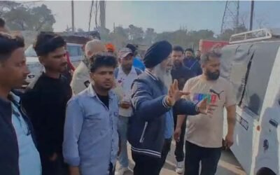 स्कूल वैन की कार से टक्कर, चालक पर नशे का आरोप, बच्चों में दहशत