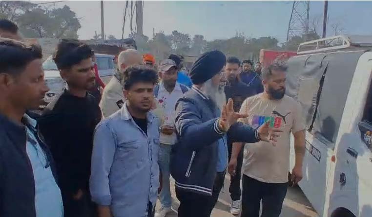 स्कूल वैन की कार से टक्कर, चालक पर नशे का आरोप, बच्चों में दहशत