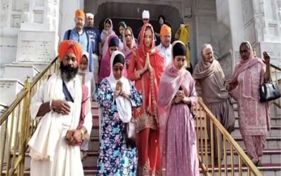 इंग्लैंड की ब्यूटी क्वीन Grace Richardson और Charlotte Grant ने श्री हरमंदिर साहिब में टेका माथा