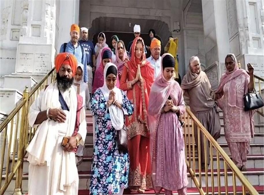 इंग्लैंड की ब्यूटी क्वीन Grace Richardson और Charlotte Grant ने श्री हरमंदिर साहिब में टेका माथा