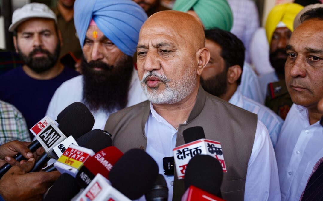 लुधियाना में घायल नशा विरोधी कार्यकर्ता से मिले बलतेज पन्नू, बोले– नशा तस्कर पंजाब छोड़ दें या कार्रवाई झेलें