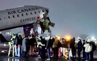 न्यूयॉर्क एयरपोर्ट पर बड़ा हादसा: विमान और फायर इंजन की टक्कर, कई घायल