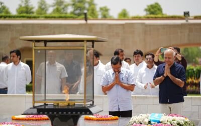 राजघाट पहुंचे अरविंद केजरीवाल और मनीष सिसोदिया, बापू की समाधि पर लिया सत्याग्रह का संकल्प