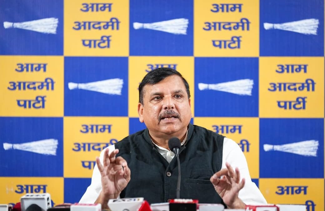 AAP का बड़ा कदम: 7 सांसदों की सदस्यता रद्द करने की मांग, सियासत में घमासान तेज