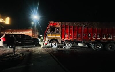 मोहाली में बड़ा सड़क हादसा: ट्रक से टकराने के बाद पलटी यात्रियों से भरी बस, 15 लोग घायल