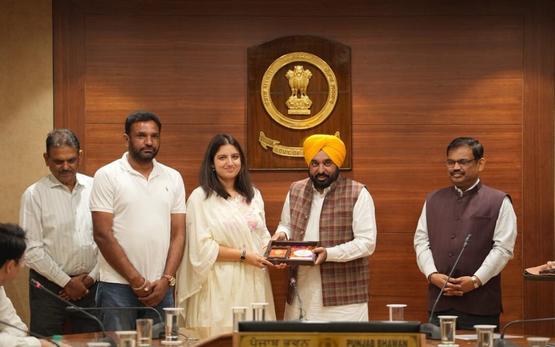 UPSC-2025 में सफल उम्मीदवारों का मुख्यमंत्री भगवंत मान ने किया सम्मान, बोले- आम परिवारों के बच्चे बढ़ा रहे पंजाब का गौरव