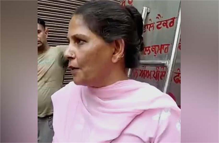 जालंधर में सैलून के अंदर युवक पर जानलेवा हमला, तेजधार हथियारों से किया लहूलुहान