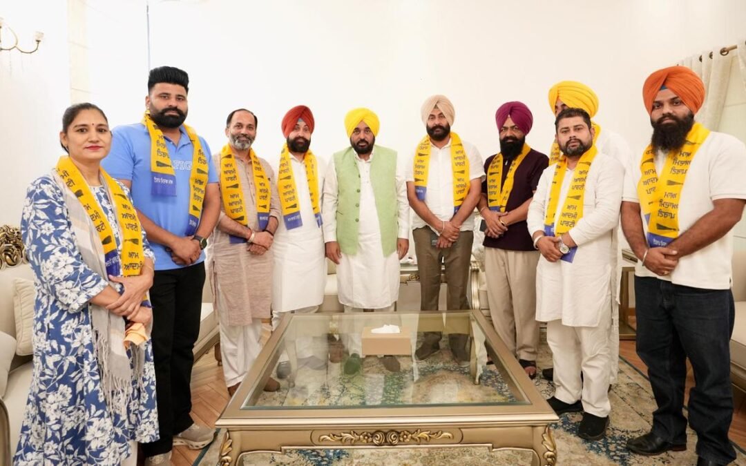 पंजाब कांग्रेस को बड़ा झटका: मुकेरियां के कई वरिष्ठ नेता AAP में शामिल, CM मान ने कराया स्वागत